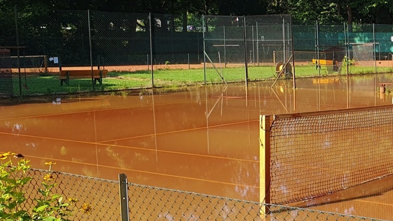Automatisches Bewässerungssystem auf der Tennisanlage